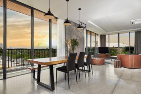 Modern 2 Bdr Apt, Large living room, High speed wifi